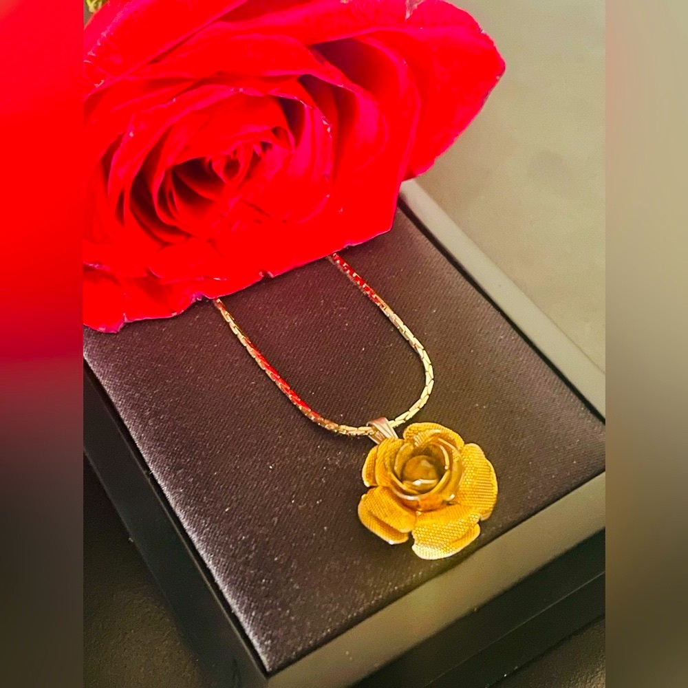 Vintage Gold Tone Floral Rose Pendant Necklace - Picture 4 of 13